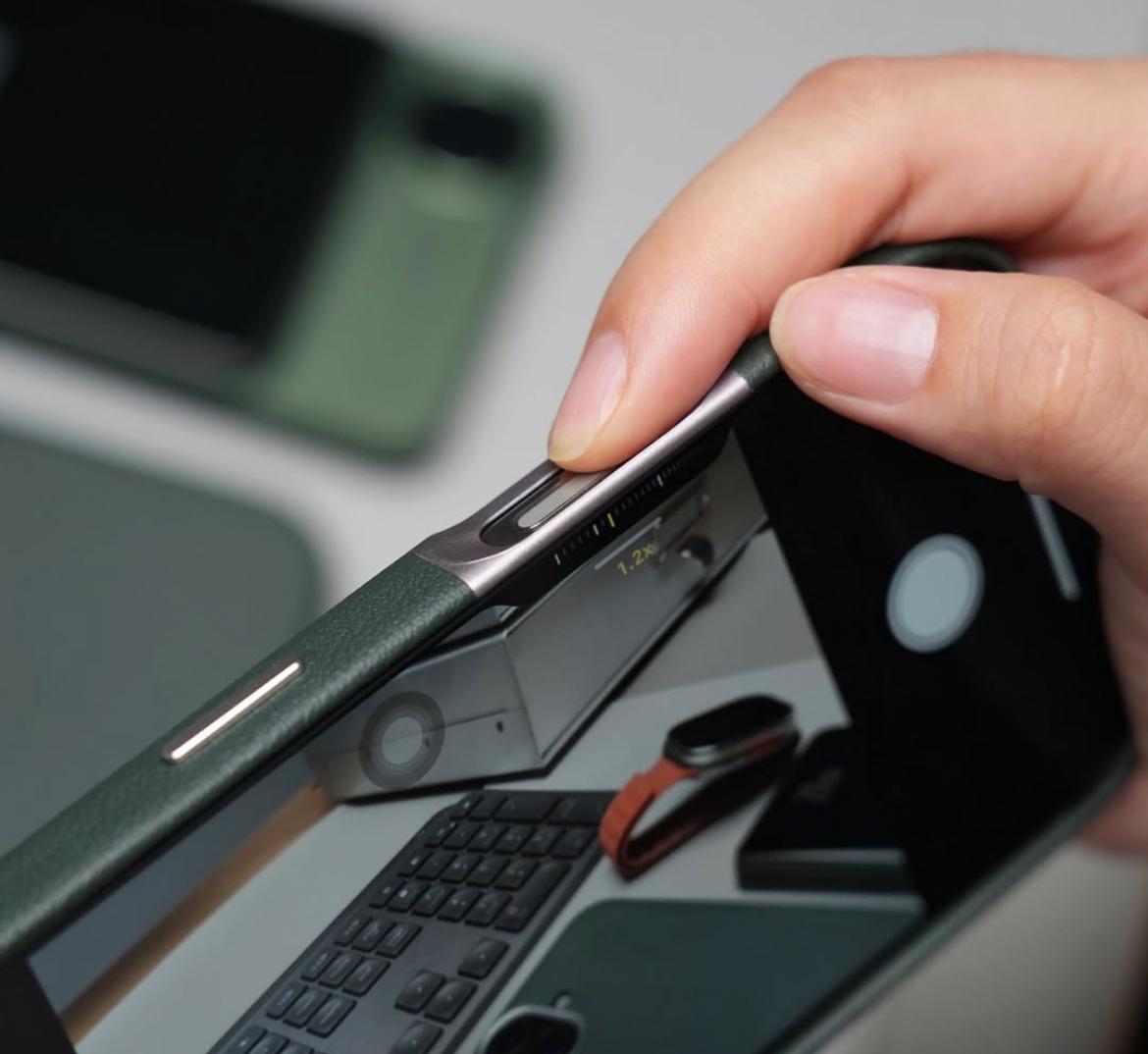 Classic Leather Magnet Shield- iPhone 16 Series